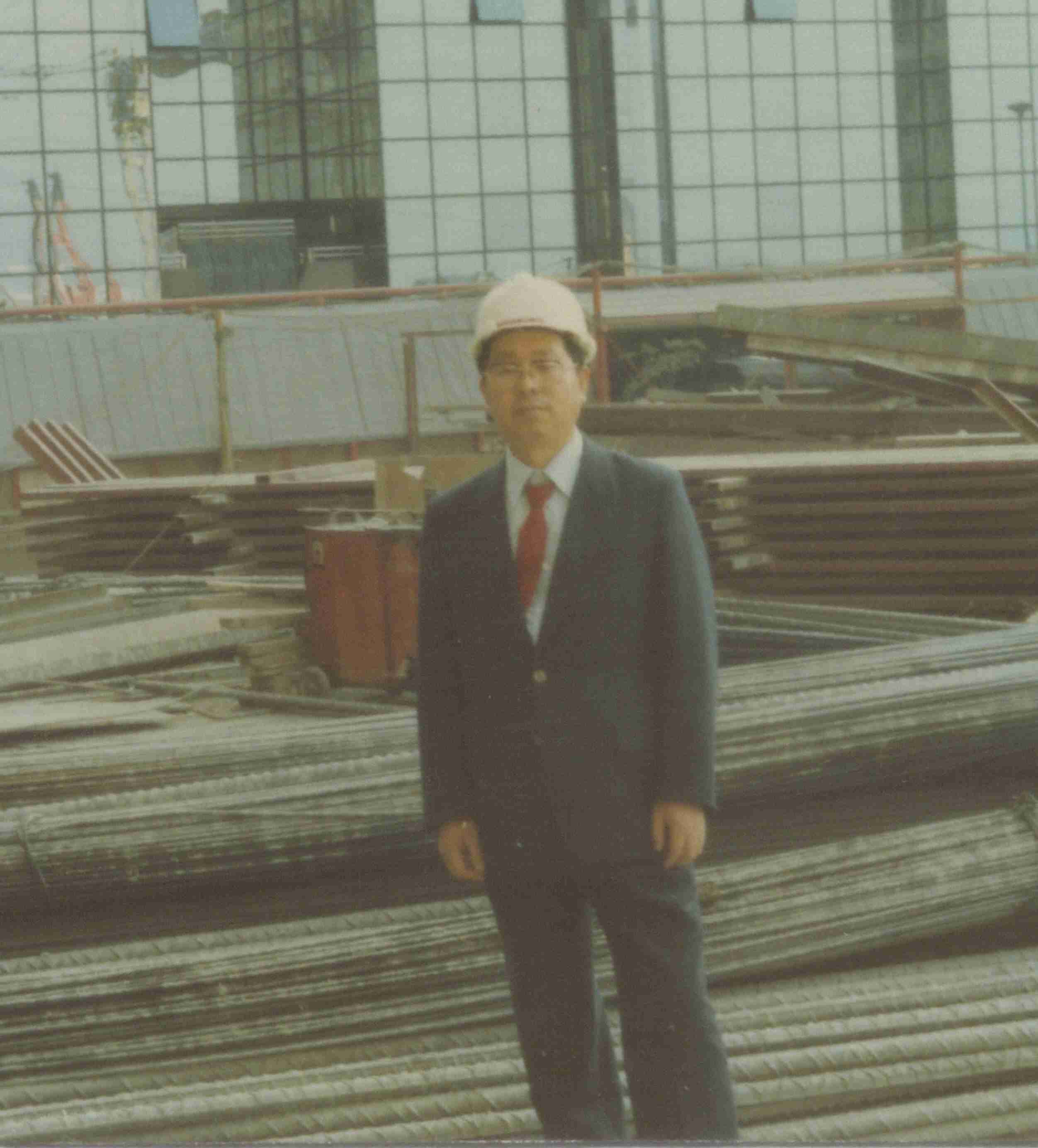 　　講述人：李宏圖，1936年出生，原北京供電設(shè)計院電纜室主任工程師。曾參加中南海10千伏電纜設(shè)計、主持完成了北京地區(qū)第一條110千伏電纜及隧道設(shè)計工作，在電纜電氣專業(yè)和電纜隧道結(jié)構(gòu)專業(yè)設(shè)計上功勛卓著,見證了首都電纜設(shè)計工作的不斷發(fā)展，也在相當(dāng)長的一段時間內(nèi)，引領(lǐng)了國內(nèi)電纜設(shè)計潮流