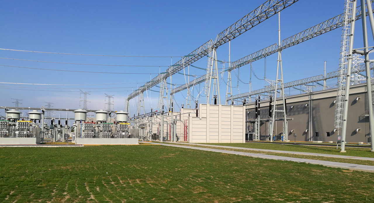 南方電網(wǎng)首座500千伏全室內(nèi)GIS變電站中山電網(wǎng)500千伏文山變電站（黃昕 攝）  　　“duang！duang！”伴隨著一聲聲巨響，一個個開關(guān)依次合閘——5月31日，南方電網(wǎng)首座500千伏全室內(nèi)GIS變電站中山電網(wǎng)500千伏文山變電站（以下簡稱“文山站”）竣工啟動。文山站將為地處粵港澳大灣區(qū)幾何中心的中山市提供150萬千瓦的供電容量，大大緩和中山市供電高峰期的負(fù)荷壓力，同時該站還將加強(qiáng)中山電網(wǎng)與省網(wǎng)的聯(lián)系，成為粵港澳大灣區(qū)重要的能源中轉(zhuǎn)通道