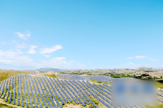                                         
	　　在河北省曲陽縣的荒山上，一排排藍(lán)色的光伏電池板堆砌起錯落有致的“梯田”，在陽光照射下熠熠生輝，并源源不斷地把太陽能轉(zhuǎn)化為電能。在荒山上安裝光伏電池板，被當(dāng)?shù)卮迕穹Q之為“種太陽”