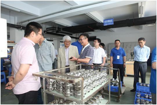 　　【中國儀表網(wǎng) 儀表新品】2018 年6月4日，中國儀器儀表行業(yè)協(xié)會在福建福州召開了由福建上潤精密儀器有限公司和福水智聯(lián)技術有限公司聯(lián)合研制生產(chǎn)的“一體式智能物聯(lián)網(wǎng)水表”新產(chǎn)品鑒定會。鑒定委員會由中國計量科學研究院、福州物聯(lián)網(wǎng)開放試驗室、相關行業(yè)協(xié)會、高校、用戶單位、企業(yè)等領域的9位專家組成，中國計量科學研究院原流量實驗室主任李旭副研究員擔任鑒定委員會主任，福州物聯(lián)網(wǎng)開放實驗室副總裁許明偉博士擔任副主任