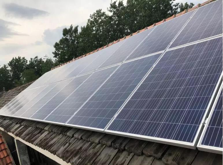 在剛剛過去的一周中，光伏經(jīng)銷商聯(lián)盟、索比光伏網(wǎng)、光伏家平臺聯(lián)合國網(wǎng)中國電科院、廣東省質(zhì)檢院等專業(yè)機(jī)構(gòu)，對江蘇、山東、安徽、上海等地的戶用光伏電站進(jìn)行了新一輪實(shí)地調(diào)研，主要目的是為了尋找當(dāng)?shù)亍皹?biāo)桿電站”，給老百姓一個發(fā)電量參考依據(jù)。財經(jīng)日歷資訊快遞貴金屬模擬交易貴金屬專家直播室金投網(wǎng)貴金屬行情軟件筆者注意到，如果被檢測電站由于運(yùn)維不及時，存在泥巴、鳥糞、樹葉等遮擋，廣東省質(zhì)檢院的技術(shù)人員都會建議我們換一個電站作為當(dāng)?shù)貥?biāo)桿