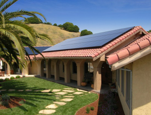 
			              如今，住宅太陽能安裝商悄然開始擴大其產(chǎn)品范圍，其中包括儲能產(chǎn)品，這可能是該行業(yè)急需的收入增長部分。特斯拉是最著名的儲能設備廠商，而Sunrun、SunPower、Vivint Solar等公司也都進入儲能市場，2018年初看到了一些成功的跡象