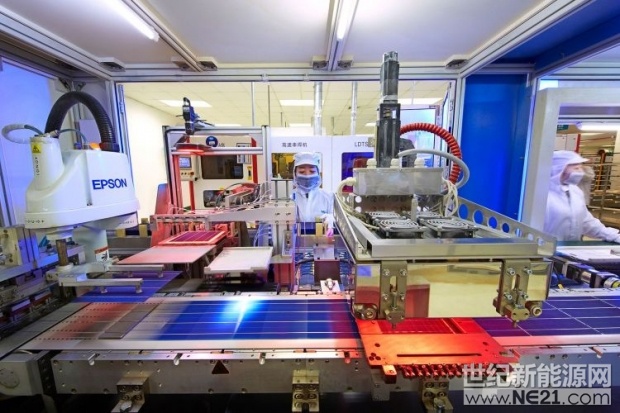 美國(guó)投資公司羅斯資本預(yù)計(jì)，由于中國(guó)政府“光伏政策突變”， 2018年中國(guó)太陽(yáng)能產(chǎn)能過(guò)?；蚋哌_(dá)34 GW。上周五，中國(guó)政府發(fā)布了行業(yè)上限和調(diào)低上網(wǎng)電價(jià)通知以大幅限制太陽(yáng)能項(xiàng)目的開發(fā)