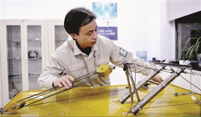 
　　在連云港市東?？h有一名供電工人，從高壓線路的巡查維護到帶電作業(yè)，一干就是32年。他扎根一線、潛心鉆研、堅持創(chuàng)新，先后獲得38項國家專利，他就是東海縣供電公司帶電作業(yè)班班長陳繼祥