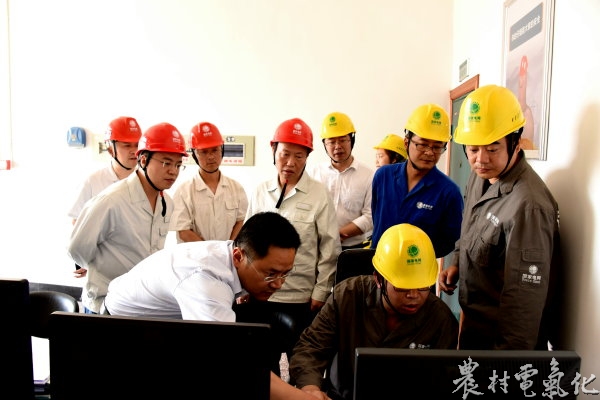 

　　農(nóng)村電氣化網(wǎng)訊：6月6日，遂寧公司總經(jīng)理何永祥帶領(lǐng)相關(guān)部門人員一行，對蓬溪公司高考保電工作進行了督查。蓬溪公司總經(jīng)理王曉明、黨委書記王波、副總經(jīng)理羅濤等隨同