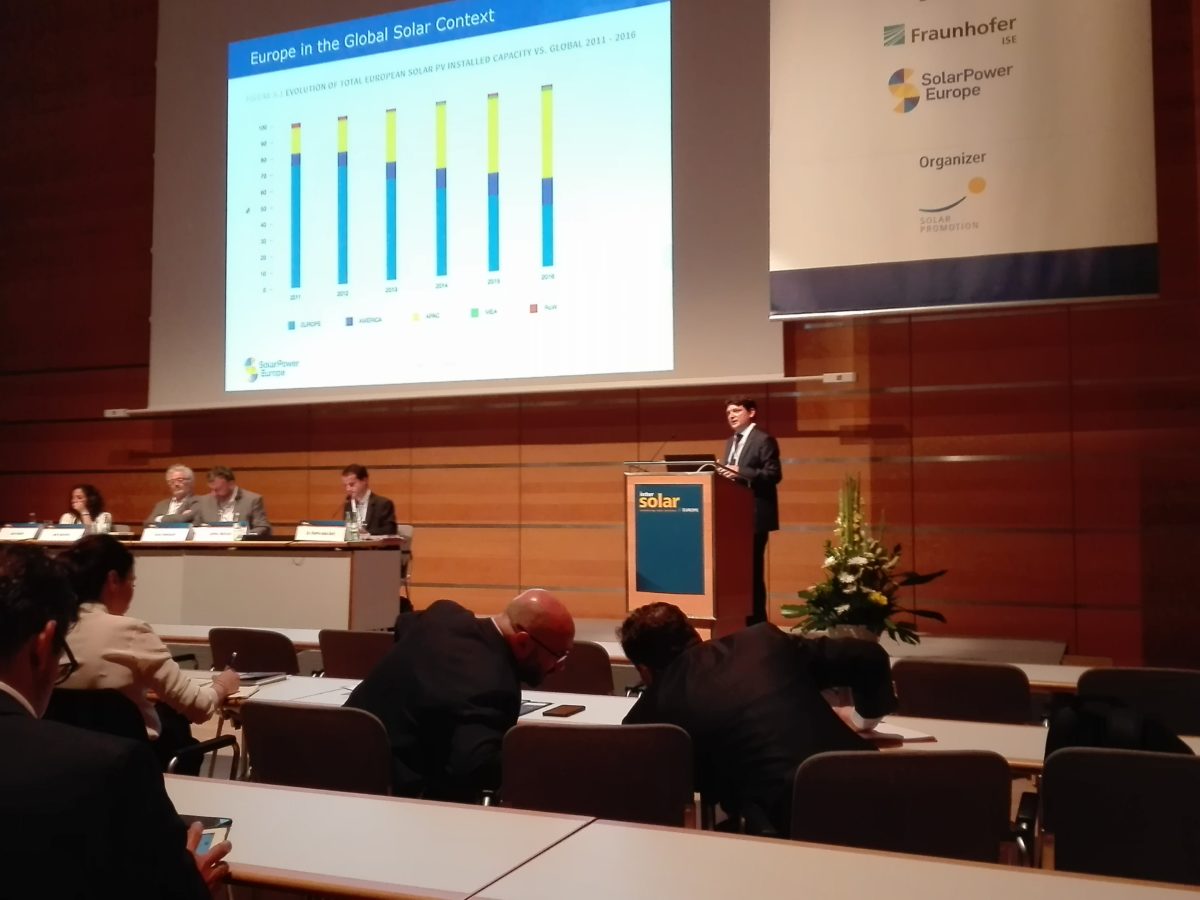 最近中國政府發(fā)布的光伏新政震動了全球太陽能產(chǎn)業(yè)，歐洲太陽能協(xié)會SolarPower Europe也因此下調(diào)了全年新增光伏裝機(jī)容量預(yù)測至102吉瓦，不過較之之前的指導(dǎo)水平僅下降5吉瓦。財經(jīng)日歷資訊快遞貴金屬模擬交易貴金屬專家直播室金投網(wǎng)貴金屬行情軟件SolarPower Europe表示，“我們對中國的消息不會驚慌失措，我們預(yù)計全年并網(wǎng)太陽能裝機(jī)水平將近102吉瓦，我們對全球光伏行業(yè)在今年繼續(xù)創(chuàng)造新的紀(jì)錄充滿信心