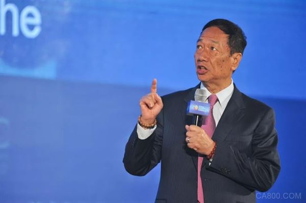 
                    
	原標(biāo)題:郭臺(tái)銘的野心


	


	富士康A(chǔ)股上市在即，68歲的郭臺(tái)銘這段時(shí)間穿梭于廣東、北京、天津，頻繁地見(jiàn)機(jī)構(gòu)、會(huì)官員、做演講，反復(fù)地講著他的工業(yè)互聯(lián)網(wǎng)夢(mèng)想。然而，被“代工廠”標(biāo)簽纏繞的富士康，目前或許撐不起老板的夢(mèng)想