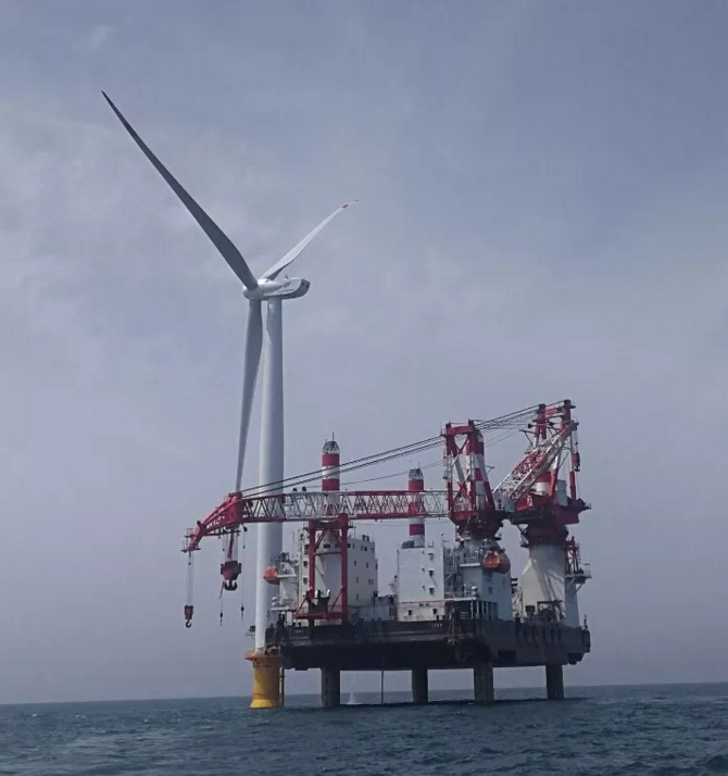                        6月3日凌晨1時(shí)3分，隨著葉輪與機(jī)艙在空中精準(zhǔn)對(duì)接，三峽新能源遼寧大連莊河海上風(fēng)電項(xiàng)目2018年首臺(tái)風(fēng)機(jī)吊裝成功，標(biāo)志著我國(guó)最北端的海上風(fēng)電項(xiàng)目全面進(jìn)入風(fēng)機(jī)吊裝階段。 1、項(xiàng)目簡(jiǎn)介 項(xiàng)目位于遼寧省大連市莊河海域，場(chǎng)址中心距離岸線約22.5公里，涉海面積約47.7平方公里