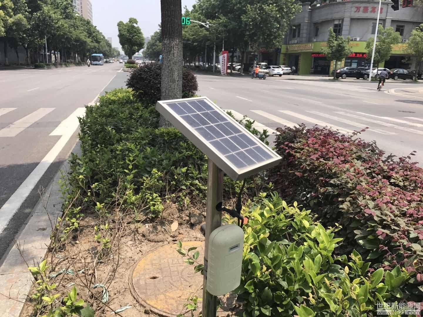 在河西黃山路綠化帶中，如果你有心，會發(fā)現(xiàn)在綠島中有一個“小天線”埋在花壇里，只露出一個探頭。這個微型的“小太陽能板”，其實是南京綠化園林部門用來監(jiān)測土壤墑情的小儀器