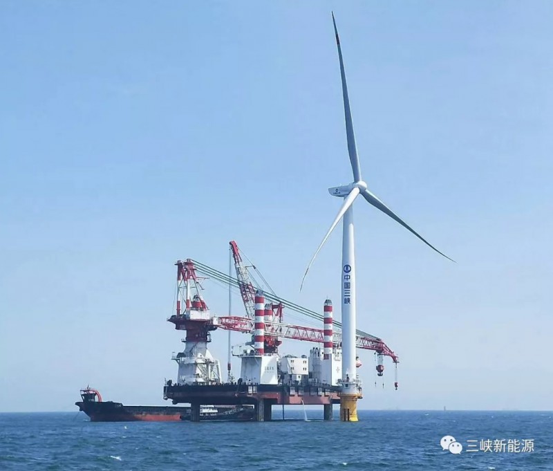  　　6月3日凌晨1時(shí)3分，隨著葉輪與機(jī)艙在空中精準(zhǔn)對(duì)接，三峽新能源遼寧大連莊河海上風(fēng)電項(xiàng)目2018年首臺(tái)風(fēng)機(jī)吊裝成功，標(biāo)志著我國(guó)最北端的海上風(fēng)電項(xiàng)目全面進(jìn)入風(fēng)機(jī)吊裝階段。


 
　　1、項(xiàng)目簡(jiǎn)介
 
　　項(xiàng)目位于遼寧省大連市莊河海域，場(chǎng)址中心距離岸線約22.5公里，涉海面積約47.7平方公里