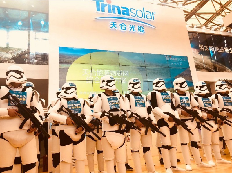 暴風(fēng)兵的隱喻——去精英化“1美元粉筆劃線”和“9999美元知道應(yīng)劃線之處”的故事家喻戶曉，這也代表了專家與精英價(jià)值的不可替代性，這個(gè)情況，在商用光伏領(lǐng)域也同樣適用。財(cái)經(jīng)日歷資訊快遞貴金屬模擬交易貴金屬專家直播室金投網(wǎng)貴金屬行情軟件但是，家用光伏領(lǐng)域情況截然不同，“9999美元”這一成本顯然是戶用市場(chǎng)難以接受的，家用光伏市場(chǎng)更多的是進(jìn)入行業(yè)不足兩年時(shí)間，資金實(shí)力與經(jīng)驗(yàn)都不足的平凡人