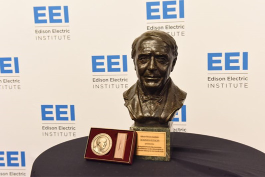 
　　美國西部時間6月6日上午，美國愛迪生電氣協(xié)會對外宣布國家電網(wǎng)公司智慧車聯(lián)網(wǎng)項目獲得2018年度國際愛迪生獎，國家電網(wǎng)公司成為首個獲得該項殊榮的中國電力企業(yè)。國家電網(wǎng)公司持續(xù)關(guān)注科技發(fā)展、標準制定、客戶體驗，面對層出不窮的新興技術(shù)對傳統(tǒng)電網(wǎng)運營管理的不斷挑戰(zhàn)，將會采取積極面對的態(tài)度，尋求最佳商業(yè)模式，推進再電氣化，為客戶提供更穩(wěn)定更安全更綠色的電力