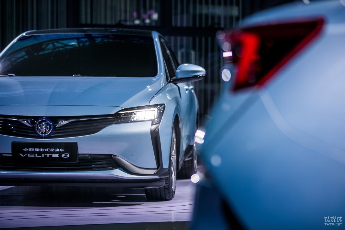 
	中國儲能網(wǎng)訊：作為別克品牌電動化的重要落子，今年年初，通用汽車發(fā)布了新插電式混動車別克 VELITE 6。


	


	VELITE 6 發(fā)售之后就引起了關注，主要幾個關注點集中在其使用的 PHEV 插電式電驅技術，搭載高性能三元鋰電池組、EVT電控智能無極變速箱、和1.5L自然吸氣發(fā)動機