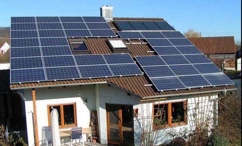 6月1日傍晚，發(fā)改委、財(cái)政部、能源局聯(lián)合下發(fā)了《關(guān)于2018年光伏發(fā)電有關(guān)事項(xiàng)的通知》，其中規(guī)定：今年安排1000萬(wàn)千瓦左右規(guī)模用于支持分布式光伏項(xiàng)目建設(shè)?？紤]今年分布式光伏已建情況，明確各地5月31日（含）前并網(wǎng)的分布式光伏發(fā)電項(xiàng)目納入國(guó)家認(rèn)可的規(guī)模管理范圍，未納入國(guó)家認(rèn)可規(guī)模管理范圍的項(xiàng)目，由地方依法予以支持