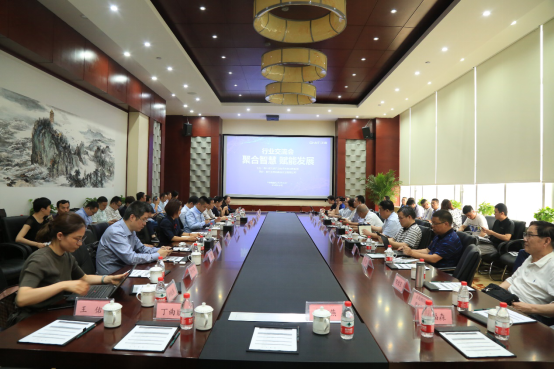 6月4日下午，一場(chǎng)集思廣益、博采眾長(zhǎng)的行業(yè)交流會(huì)在正泰新能源公司舉辦，吸引了來(lái)自行業(yè)各領(lǐng)域的60余人參加。該活動(dòng)由浙江省光伏產(chǎn)業(yè)技術(shù)創(chuàng)新戰(zhàn)略聯(lián)盟主辦，浙江正泰新能源開發(fā)有限公司承辦，邀請(qǐng)了國(guó)家發(fā)展和改革委員會(huì)宏觀經(jīng)濟(jì)研究院研究員王斯成、清華大學(xué)能源互聯(lián)網(wǎng)創(chuàng)新研究院政策研究室主任何繼江、中國(guó)科學(xué)院電工研究所研究員許洪華、國(guó)家太陽(yáng)能光伏（電）產(chǎn)品質(zhì)量監(jiān)督檢驗(yàn)中心常務(wù)副主任肖鵬軍、中國(guó)光伏行業(yè)協(xié)會(huì)王亮等眾多行業(yè)專家，共話行業(yè)未來(lái)發(fā)展