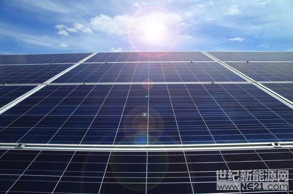  近年來隨著光伏產(chǎn)業(yè)的發(fā)展，美國對光伏產(chǎn)業(yè)做出了相關(guān)的貿(mào)易保護(hù)政策，中國除了可以采用從“發(fā)展中”國家采購之外，光伏產(chǎn)業(yè)如何應(yīng)對特朗普光伏貿(mào)易保護(hù)政策?具體情況如何?下面跟小編一起來了解吧。


 
　　光伏產(chǎn)業(yè)如何應(yīng)對特朗普光伏貿(mào)易保護(hù)政策

上周，美國貿(mào)易代表辦公室公布了特朗普總統(tǒng)的光伏關(guān)稅貿(mào)易保護(hù)細(xì)節(jié)，將針對全球絕大部分國家和地區(qū)的光伏電池和組件征收額外進(jìn)口關(guān)稅