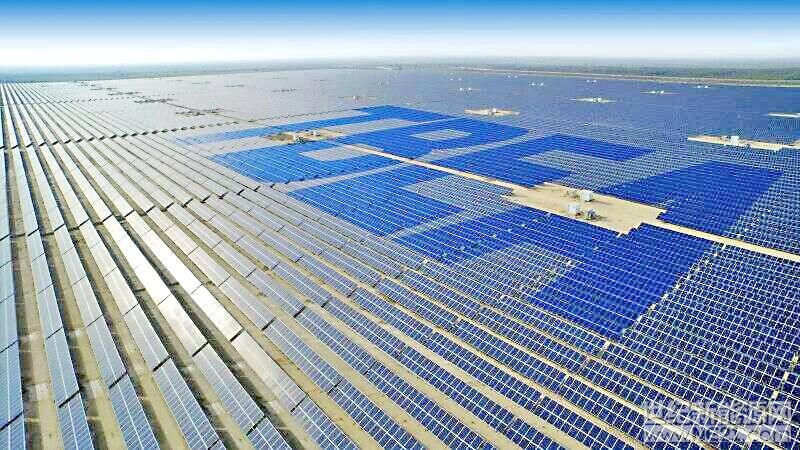  近年來不少國家都紛紛投入到光伏產(chǎn)業(yè)的生產(chǎn)當(dāng)中，據(jù)了解世界上最大的光伏電站項目總投資88億元，規(guī)劃的總裝機(jī)容量達(dá)到1020MWp，具體的情況如何呢?下面跟小編一起來了解吧。


 
　　世界上最大的光伏電站項目總投資88億元

地處山西最南端的芮城縣，為晉、秦、豫三省交界，是山西省的“南大門”