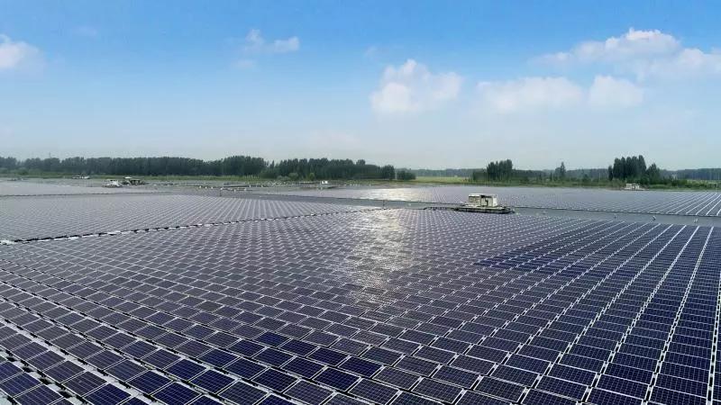 曹仁賢，十三屆全國人大代表、陽光電源股份有限公司董事長，從事光伏行業(yè)超過二十年。對于光伏產業(yè)發(fā)展每次超過預期的質疑，以及外界抨擊光伏產業(yè)獲取過高利潤，他有不同看法