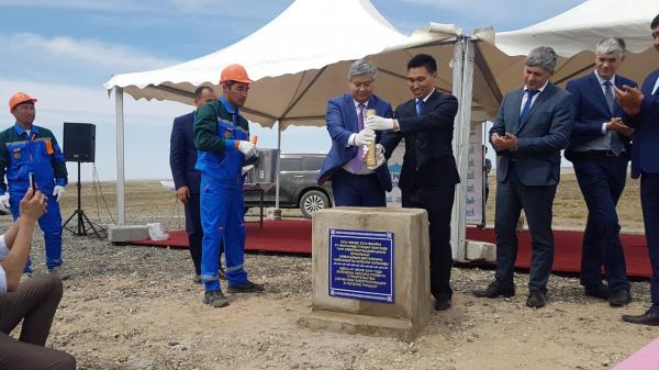 6月7日，A股光伏龍頭東方日升在哈薩克斯坦總承包的EPC項目——總裝機規(guī)模達40MW的太陽能光伏發(fā)電站在哈薩克斯坦舉行開工儀式。5月以來，繼尼泊爾、澳洲項目先后破土動工后，東方日升又一海外項目迅速動工