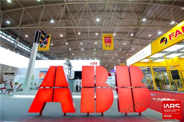 
                    
	6月5日，首屆中國（武漢）國際自動(dòng)化與機(jī)器人展覽會(huì)（IARS）在武漢盛大開幕。作為中國國際工業(yè)博覽會(huì)的第一個(gè)分支展，IARS攜手近千款工業(yè)自動(dòng)化及機(jī)器人創(chuàng)新產(chǎn)品和技術(shù)詮釋了一場智能制造饕餮盛宴
