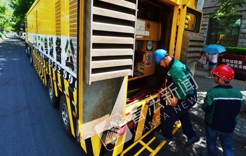 　　6月7日2018年高考拉開大幕，為保障考生順利考試，北京電力出動(dòng)5000余人次應(yīng)急搶修人員待命，確保各考點(diǎn)用電安全。


　　北京電力工作人員為高考待命 攝/記者 郭謙北京電力工作人員為高考待命 攝/記者 郭謙

　　6月7日一大早，北京電力海淀供電公司的服務(wù)保障人員在考生抵達(dá)之前就到了北京科技大學(xué)附屬中學(xué)附近，巡視架空線路