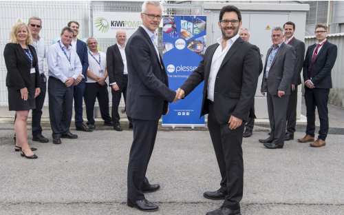 
	中國(guó)儲(chǔ)能網(wǎng)訊：日前英國(guó)需求響應(yīng)聚合商Kiwi Power公司在英國(guó)普利茅斯的一個(gè)制造基地完成了其最新的用戶側(cè)電池儲(chǔ)能系統(tǒng)的安裝，而該公司一直在商業(yè)和工業(yè)（C＆I）行業(yè)部署類似項(xiàng)目。


	


	Plessey公司首席財(cái)務(wù)官I(mǎi)ain Silvester（左）與Kiwi Power公司首席執(zhí)行官Yoav Zingher日前出席電池儲(chǔ)能系統(tǒng)發(fā)布儀式