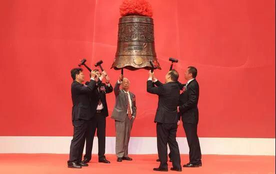 
	中國儲能網(wǎng)訊：6月11日，寧德時代正式登陸A股創(chuàng)業(yè)板，證券代碼為“300750”，股票發(fā)行價格25.14元/股。截止15：00，寧德時代股票收盤價報36.20元/股，漲幅達(dá)43.99%