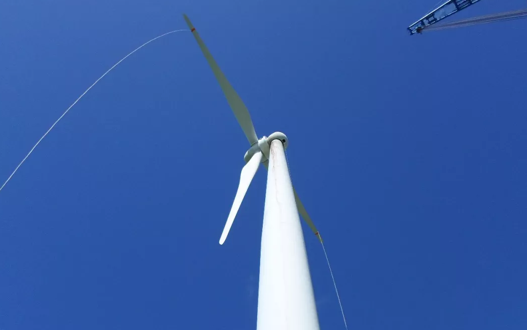                        近日，位于巴西東北沿海的帕拉伊巴州Mataraca項(xiàng)目完成了首臺(tái)金風(fēng)發(fā)電機(jī)更換原故障發(fā)電機(jī)工作，并成功并網(wǎng)發(fā)電，成為新疆金風(fēng)科技股份有限公司（下稱“金風(fēng)科技”）在巴西市場的歷史性時(shí)刻。  自2016年8月正式進(jìn)入巴西市場以來，作為國際化的清潔能源與節(jié)能環(huán)保整體解決方案提供商，金風(fēng)科技憑借其在風(fēng)電領(lǐng)域近20年的精耕細(xì)作及擁有超兩萬臺(tái)直驅(qū)機(jī)組的優(yōu)異運(yùn)行經(jīng)驗(yàn)和迭代優(yōu)化設(shè)計(jì)經(jīng)驗(yàn)，依托先進(jìn)的直驅(qū)永磁技術(shù)、產(chǎn)品及多年的風(fēng)電開發(fā)、建設(shè)、運(yùn)行維護(hù)的經(jīng)驗(yàn)優(yōu)勢