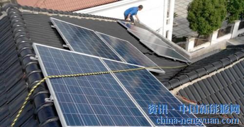                                                                                                                                                                     
	　　近日，國家發(fā)展改革委、財政部、國家能源局聯(lián)合發(fā)布《關(guān)于2018年光伏發(fā)電有關(guān)事項的通知》，嚴(yán)控規(guī)模，補貼退坡，引起業(yè)內(nèi)廣泛關(guān)注。

	　　國家能源局有關(guān)負(fù)責(zé)人在接受經(jīng)濟日報記