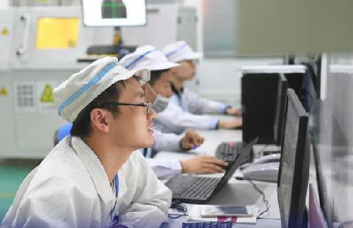 
	中國儲能網(wǎng)訊：外媒稱，中國企業(yè)正在席卷純電動汽車（EV）電池市場。寧德時代新能源科技（CATL）在成立后的第7年成為全球最大車載電池生產(chǎn)商