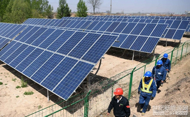 6月9日，國網(wǎng)汾西縣供電公司的工人正在加緊實施光伏接入并網(wǎng)工程。今年以來，該公司組建了一支“光伏工程施工突擊隊”，把施工質(zhì)量作為關鍵環(huán)節(jié)來抓，建立了施工、監(jiān)督、驗收、并網(wǎng)、結算等環(huán)節(jié)的監(jiān)督機制