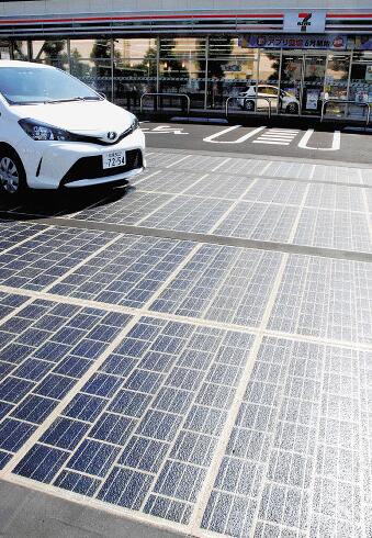                                         
	　　將光伏板鋪設(shè)于路面下，利用行人走過時所產(chǎn)生的震動發(fā)電，這種被稱為“太陽能發(fā)電路(Solar Road)”的新型能源技術(shù)，現(xiàn)已在日本神奈川一家7·11便利店停車場投入使用。東京都則將2020年東京奧運會作為推廣太陽能發(fā)電路的良機，擬在2019年引入太陽能發(fā)電路