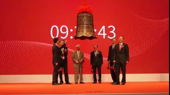 
	中國儲能網(wǎng)訊：6月11日，寧德時代新能源科技股份有限公司（簡稱“寧德時代”）在深圳證券交易所掛牌上市。公司股票簡稱“寧德時代”，證券代碼“300750”