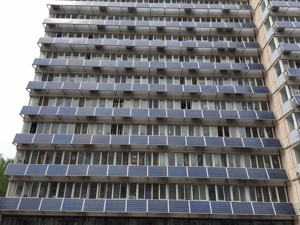 2018年6月9日，北京交通大學(xué)一男生宿舍樓外墻“爬滿”太陽能板，乍一眼看過去，頗為壯觀。財經(jīng)日歷資訊快遞貴金屬模擬交易貴金屬專家直播室金投網(wǎng)貴金屬行情軟件這些太陽電池板采用創(chuàng)新科技，外墻分布式光伏＋儲能形式有效緩解了用電超負(fù)荷，不僅可以美化建筑外觀，還能發(fā)電，成為北京交通大學(xué)一道靚麗的風(fēng)景