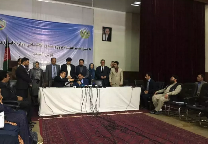 
	中國(guó)儲(chǔ)能網(wǎng)訊：阿富汗當(dāng)?shù)貢r(shí)間2018年6月10日上午11時(shí)，阿富汗國(guó)家能源水利部召開記者招待會(huì)，舉行國(guó)家能源水利部與雙登集團(tuán)代孔迪省5.5MW光儲(chǔ)微電網(wǎng)項(xiàng)目簽約儀式，項(xiàng)目合同總金額1300萬美元。


	



	阿富汗國(guó)家能源水利部Osmani部長(zhǎng)，阿富汗代孔迪省部分議員，中國(guó)駐阿富汗大使館經(jīng)濟(jì)商務(wù)參贊田光磊先生，雙登集團(tuán)-北京雙登慧峰聚能科技有限公司總經(jīng)理唐西勝博士出席簽約儀式