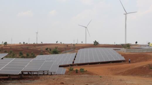 　　日前據(jù)悉，印度的一個(gè)2.5GW混合風(fēng)力發(fā)電和太陽能發(fā)電招標(biāo)方案指出，支持開發(fā)商部署儲(chǔ)能設(shè)施以幫助這些項(xiàng)目的電力輸出。

　　
　　通過透明招標(biāo)程序分配的計(jì)劃產(chǎn)能被印度咨詢機(jī)構(gòu)Bridge to India公司評(píng)為是印度在能源應(yīng)用中邁出的“正確的一步”