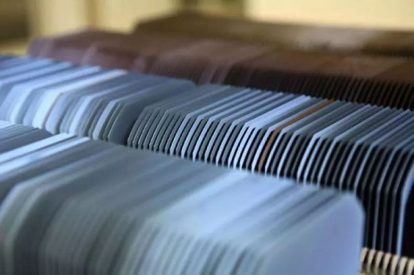                                         
	　　2017年年報中，27家光伏行業(yè)上市公司交出了一份看似不俗的“成績單”。有人說，光伏的好日子來了；也有人說，光伏行業(yè)是全行業(yè)暴利，企業(yè)賺了很多錢，甚至還說是“損了國家肥了企業(yè)”！仔細(xì)梳理分析2017年光伏企業(yè)的年報后，那么問題來了：我國光伏企業(yè)究竟賺了多少錢？光伏行業(yè)難道真是全行業(yè)暴利？

	　　問題一：多數(shù)企業(yè)盈利能力不足5%

	　　2013年至2016年，我國光伏產(chǎn)