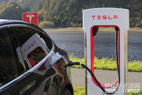  近兩年，北汽、力帆、時(shí)空電動(dòng)分別在不同的領(lǐng)域采用不同的方式證明，以車企為主導(dǎo)的換電運(yùn)營(yíng)模式，在限定領(lǐng)域內(nèi)可以做得很好。北汽的換電模式是底盤換電，主要應(yīng)用在出租車上；時(shí)空是側(cè)方換電，主要運(yùn)用在網(wǎng)約車、出租車、物流車上；力帆采用的分箱換電模式，主要用在分時(shí)租賃車上