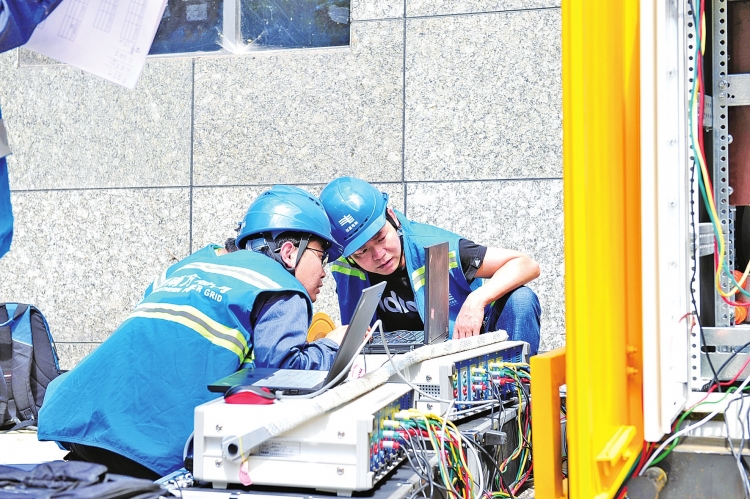 
　　6月6日，貴州電網(wǎng)公司開展的發(fā)電車并聯(lián)運(yùn)行帶負(fù)荷試驗(yàn)取得圓滿成功。該項(xiàng)目的成功試驗(yàn)?zāi)苡行岣弑９╇姽ぷ鞯目煽啃裕瑫r(shí)也豐富了保供電的方式方法，對(duì)該公司的保供電工作具有重要意義