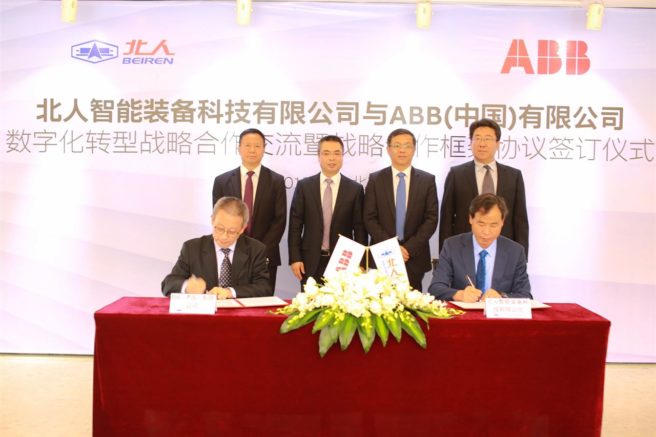 　　【中國儀表網(wǎng) 儀表企業(yè)】近日，ABB與中國印刷機械制造領(lǐng)域的龍頭企業(yè)——北人智能裝備科技有限公司(“北人智能”)舉行了數(shù)字化轉(zhuǎn)型戰(zhàn)略合作交流活動，并簽署戰(zhàn)略合作框架協(xié)議，將通過提供全球領(lǐng)先的數(shù)字化解決方案及自動化技術(shù)，加強雙方在技術(shù)研發(fā)領(lǐng)域的資源共享，聯(lián)合創(chuàng)新，提升印刷機械行業(yè)的智能制造水平，推動數(shù)字化轉(zhuǎn)型升級。  ABB與北人智能裝備科技有限公司戰(zhàn)略合作框架協(xié)議簽訂儀式 　　根據(jù)協(xié)議，ABB將向北人智能提供包括傳感器、低壓