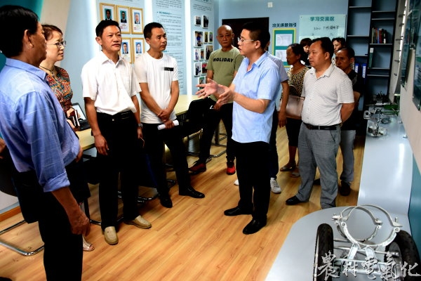 

　　農(nóng)村電氣化網(wǎng)訊：“這個屋子雖然小了點，但布置精致，創(chuàng)新成果項目多，讓我們開了眼界，值得學(xué)習(xí)！”。6月12日，蓬溪縣總工會辦公室負(fù)責(zé)人帶領(lǐng)全國勞模、省勞模和市勞模代表在參觀蓬溪公司星火創(chuàng)新工作室后給予的評價