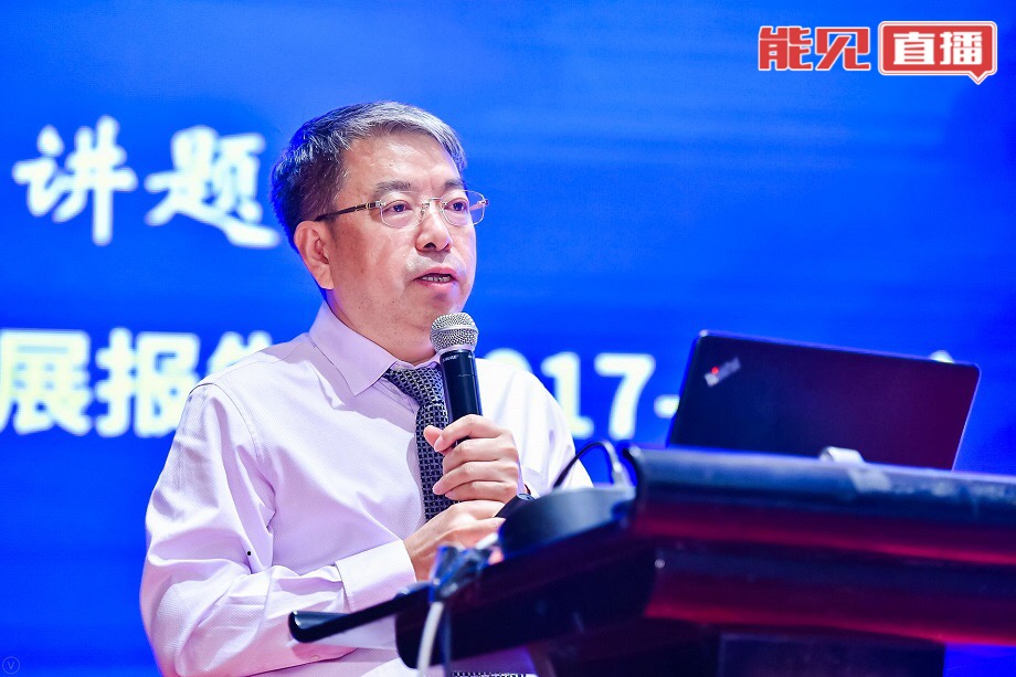                        由中國農(nóng)業(yè)機(jī)械工業(yè)協(xié)會(huì)風(fēng)力機(jī)械分會(huì)主辦的“第五屆中國風(fēng)電后市場專題研討會(huì)”，于2018年6月13-14日在上海市召開，能見App作為戰(zhàn)略合作媒體全程直播本次大會(huì)。中國農(nóng)機(jī)工業(yè)協(xié)會(huì)風(fēng)力機(jī)械分會(huì)秘書長祁和生出席“第五屆中國風(fēng)電后市場專題研討會(huì)”，在風(fēng)電后市場發(fā)展綜述環(huán)節(jié)分享“中國風(fēng)電產(chǎn)業(yè)發(fā)展報(bào)告（2017-2018）”祁和生秘書長指出，分散式風(fēng)電、海上風(fēng)電是未來三年風(fēng)電行業(yè)發(fā)展的主要方向 