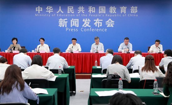 
                    
	  教育部近日印發(fā)了《高等學(xué)校人工智能創(chuàng)新行動(dòng)計(jì)劃》，提出中國高校要分“三步走”，2030年成為世界人工智能創(chuàng)新中心的人才基地和核心力量。艾賓浩斯智能教育結(jié)合教育部“三步走”戰(zhàn)略，打造K12全科目智能教育課程體系，推動(dòng)高校智能教育的發(fā)展，加速人工智能先發(fā)優(yōu)勢