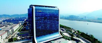 
	中國儲能網(wǎng)訊：作為全球動力電池龍頭，寧德時代上市前后均引起了市場的明顯關(guān)注?？梢钥吹?，2017年在全球動力電池行業(yè)，寧德時代戰(zhàn)勝松下、三星及LG，取得出貨量全球第一的成績，國內(nèi)市場份額占比達(dá)27%