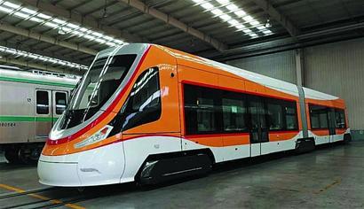 
	中國儲能網(wǎng)訊：日前，青海省德令哈市現(xiàn)代有軌電車項目首列車正式下線，預(yù)計年底前正式通車，屆時將成為首列開進(jìn)青藏高原的、世界上運(yùn)營海拔最高的現(xiàn)代有軌電車。而運(yùn)行的電車中，有著濃濃的青島元素