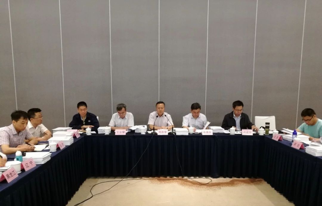 　　【中國儀表網(wǎng) 儀表會議】為加快推進(jìn)國家地表水水質(zhì)自動監(jiān)測站建設(shè)工作，確保運維交接工作平穩(wěn)有序的開展，2018年6月7日，國家地表水水質(zhì)自動監(jiān)測站運維交接對接會在北京順利召開。  　　會上，生態(tài)環(huán)境部環(huán)境監(jiān)測司司長劉志全首先肯定了各省(區(qū)、市)的水站建設(shè)工作，之后對2050個水質(zhì)自動監(jiān)測站的運維交接工作提出了總體要求，明確了水站建設(shè)工作時間節(jié)點，6月底前完成省級自查工作，7月底前完成全部水站的運維交接工作，最后對水站建成后的數(shù)據(jù)質(zhì)量提出了高標(biāo)準(zhǔn)高要求