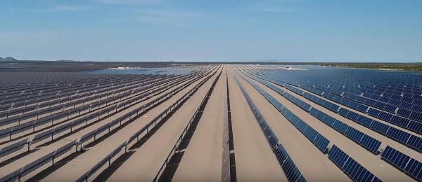 近日，由晶科能源提供754MW組件的墨西哥大型地面光伏電站，預(yù)計(jì)將于近期并網(wǎng)運(yùn)營(yíng)。作為美洲最大光伏電站，項(xiàng)目并網(wǎng)后，每年發(fā)電量超過(guò)17億度電