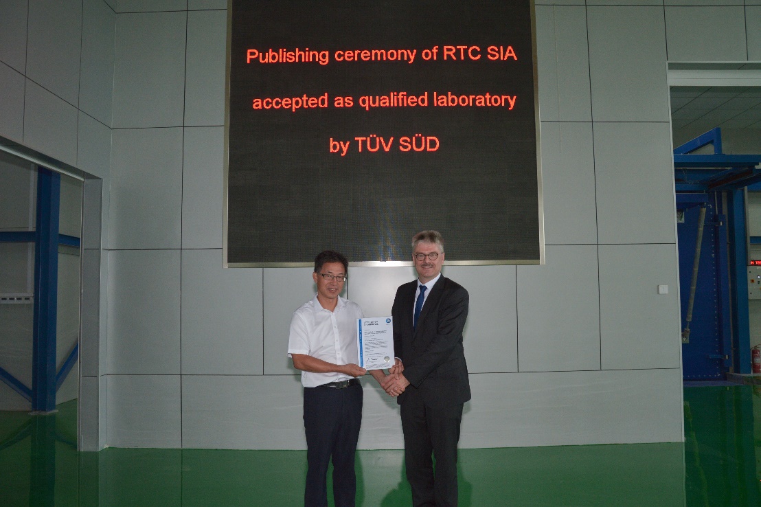 　　【中國(guó)儀表網(wǎng) 儀表產(chǎn)業(yè)】6月11日，中國(guó)科學(xué)院沈陽(yáng)自動(dòng)化研究所機(jī)器人檢測(cè)中心與德國(guó)TüV南德意志集團(tuán)簽約實(shí)驗(yàn)室簽約儀式在遼寧沈陽(yáng)自動(dòng)化所舉行。TüV南德工業(yè)及能源產(chǎn)品的全球負(fù)責(zé)人Richter Detlev博士、大中華區(qū)商用產(chǎn)品副總裁Robert Puto博士、邢瑞江經(jīng)理、李太偉經(jīng)理，沈陽(yáng)自動(dòng)化所副所長(zhǎng)史澤林、機(jī)器人檢測(cè)中心主任吳鎮(zhèn)煒等出席儀式