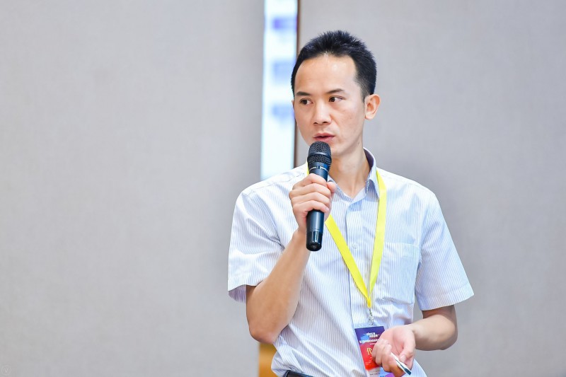 　　中國(guó)海裝雙瑞葉片公司運(yùn)維部部黎華出席“第五屆中國(guó)風(fēng)電后市場(chǎng)專題研討會(huì)”， 在葉片改造修復(fù)與回收利用專題論壇，分享題為“葉片的定制化運(yùn)維服務(wù)”的主旨演講。

中國(guó)海裝雙瑞葉片公司運(yùn)維部部黎華先生

　　以下為發(fā)言內(nèi)容：
　　黎華：各位領(lǐng)導(dǎo)、各位專家，各位風(fēng)電行業(yè)的朋友們，大家上午好，在我報(bào)告之前想給大家先看一下這個(gè)視頻，這個(gè)視頻一個(gè)是我們用無(wú)人機(jī)在2015年拍的視頻，這個(gè)設(shè)備是一個(gè)新的技術(shù)，大家先簡(jiǎn)單看一下