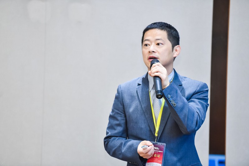 　　吉林重通成飛新材料股份公司循環(huán)經(jīng)濟(jì)事業(yè)部部長(zhǎng)曹振濤出席“第五屆中國(guó)風(fēng)電后市場(chǎng)專題研討會(huì)”， 在葉片改造修復(fù)與回收利用專題論壇，分享題為“風(fēng)電葉片熱固性復(fù)合材料循環(huán)利用介紹”的主旨演講。

吉林重通成飛新材料股份公司循環(huán)經(jīng)濟(jì)事業(yè)部部長(zhǎng)曹振濤先生
　　以下為發(fā)言內(nèi)容：
　　曹振濤：各位專家、各位領(lǐng)導(dǎo)、各位來(lái)賓大家早上好，我是吉林重通成飛新材料股份公司的曹振濤，我主要介紹四個(gè)方面，公司介紹、項(xiàng)目背景、項(xiàng)目技術(shù)探討、目前這個(gè)領(lǐng)域的應(yīng)用和產(chǎn)業(yè)化